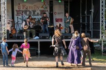 Sangesvolk beim 4. Family Folk Festival am 4.6.2017 im Geschichtserlebnisraum Lübeck/Kücknitz